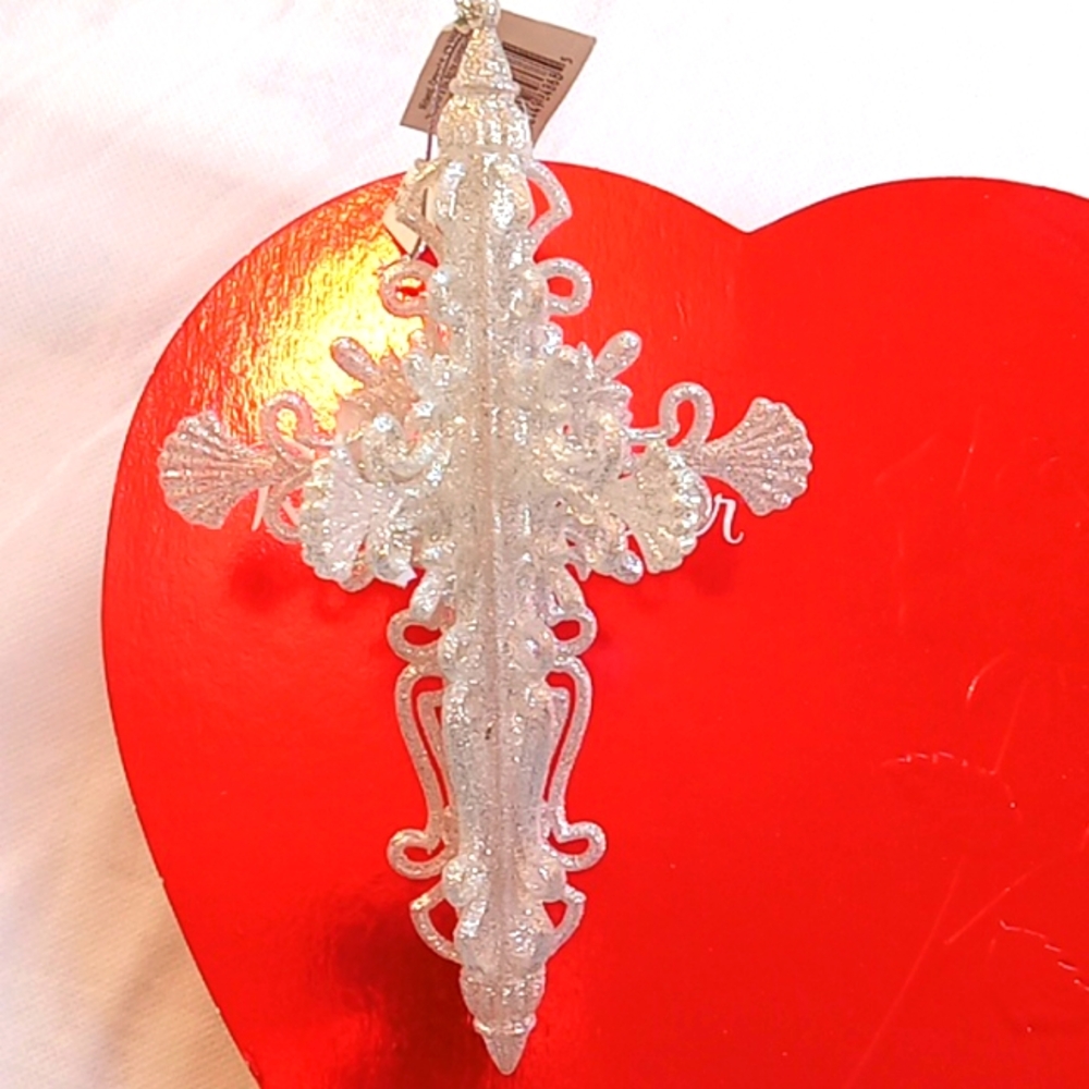 NEW  CLEAR SPARKLING SILVER SNOWFLAKE ORNAMENT BY SEASONS OF CANNON FALLS.